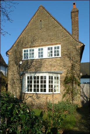 02 Hurst Close